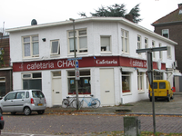 820849 Gezicht op het pand van Cafetaria Chao (Oude Pijlsweerdstraat 72) te Utrecht; rechts de Oudenoord.